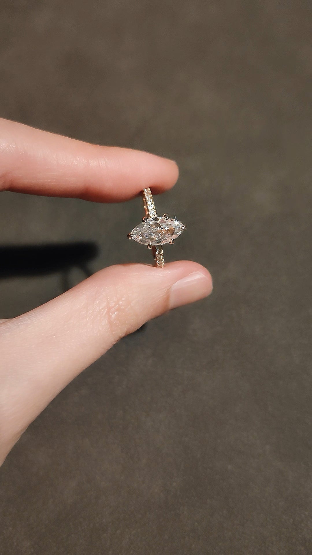 馬眼形冰花玫瑰金白鑽戒