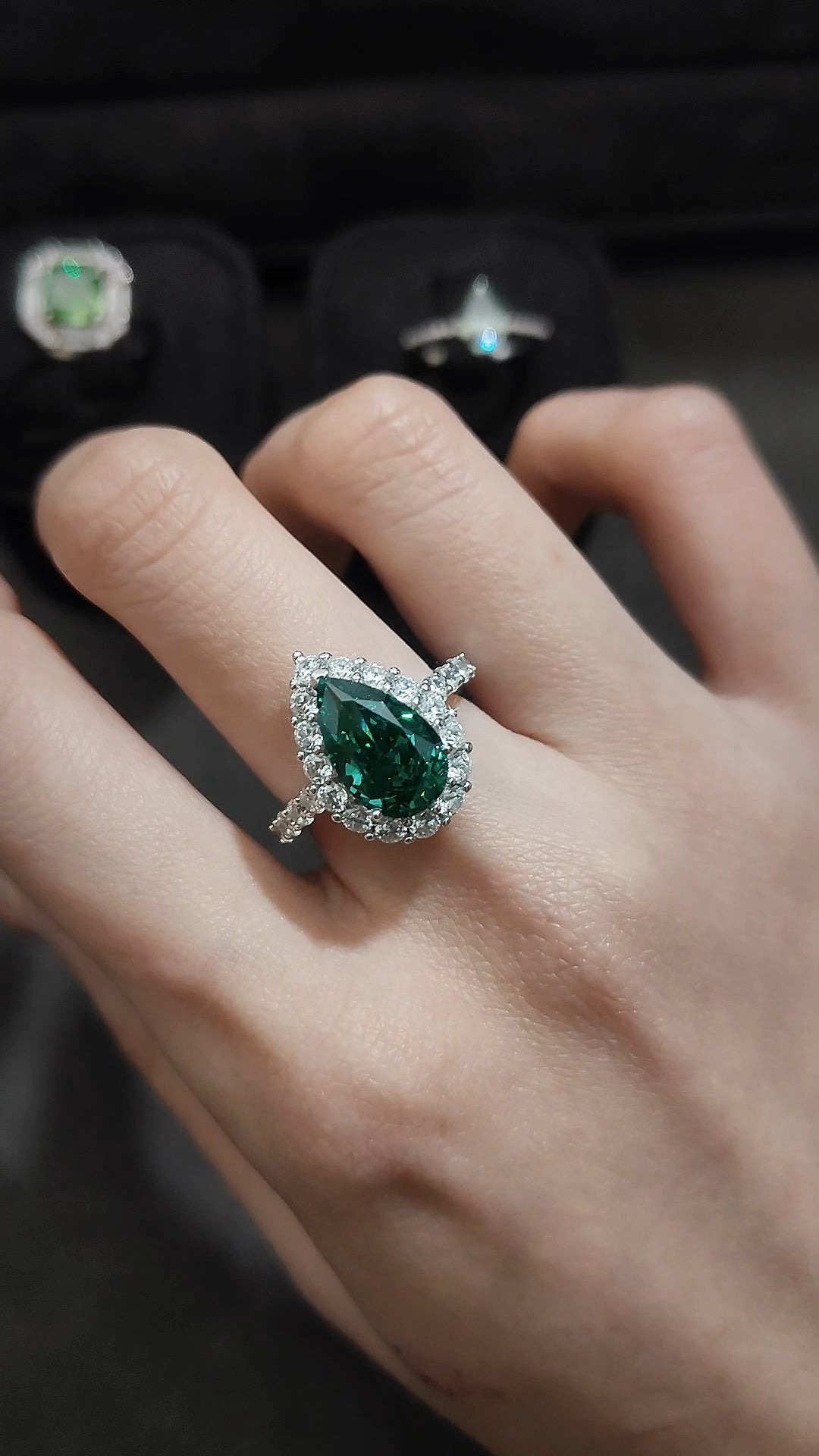 Pear-shaped Deep Green diamond Lady Ring