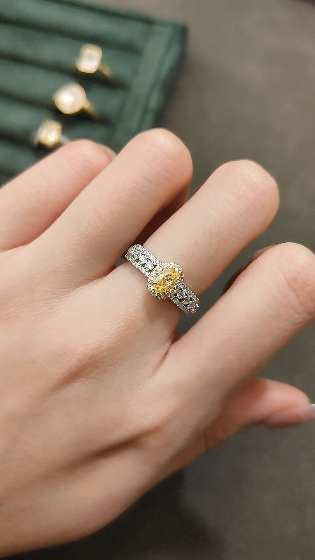 摩登復古黃鑽戒