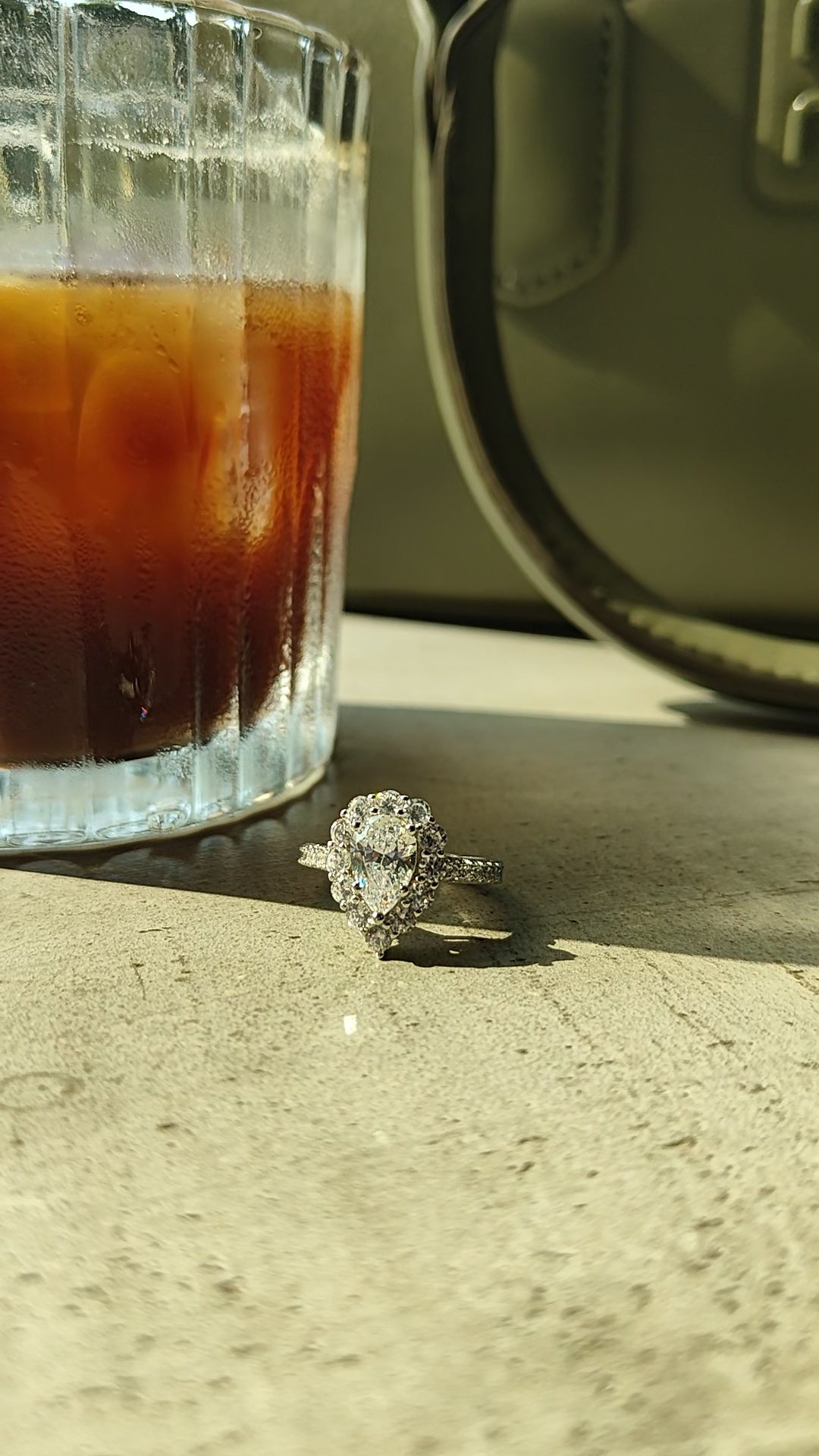 Pear-shaped luxurious lady diamond ring