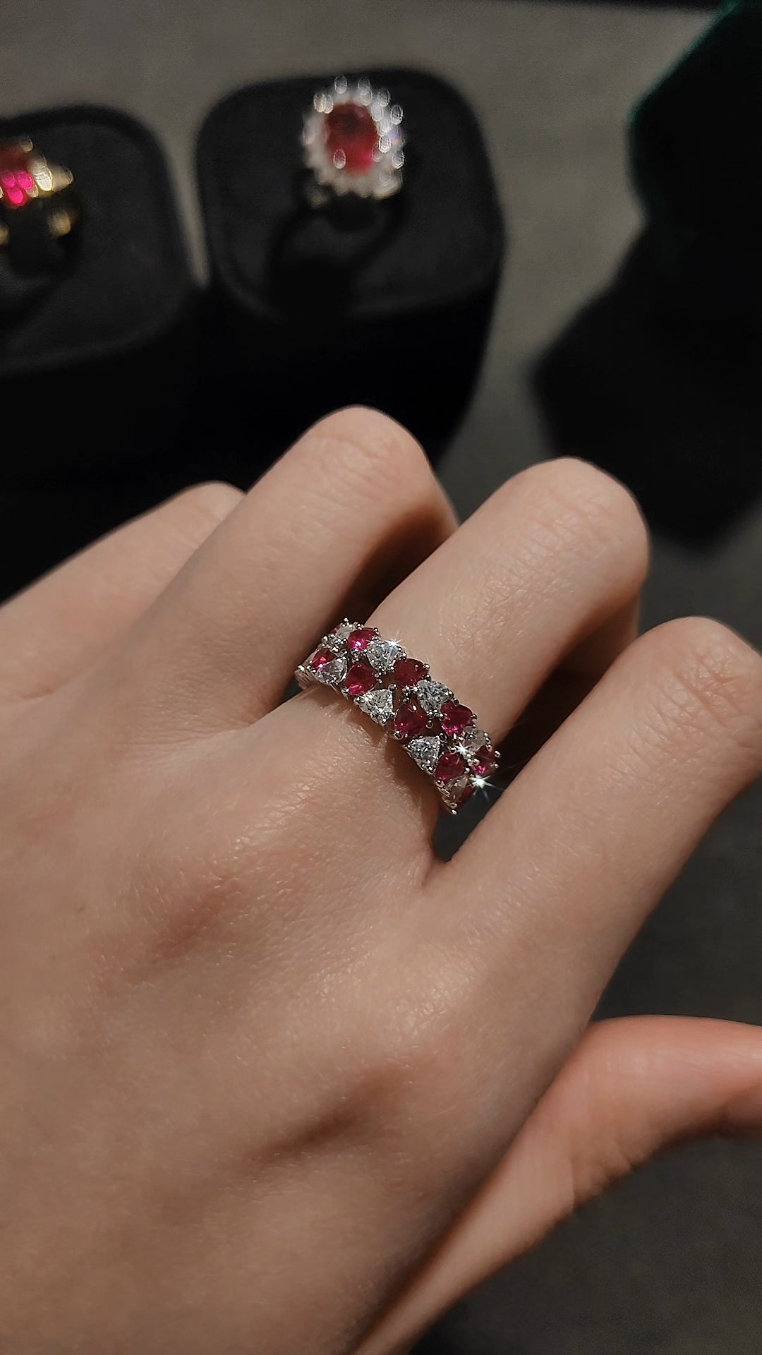 密鑲嵌紅寶白鑽編織排戒