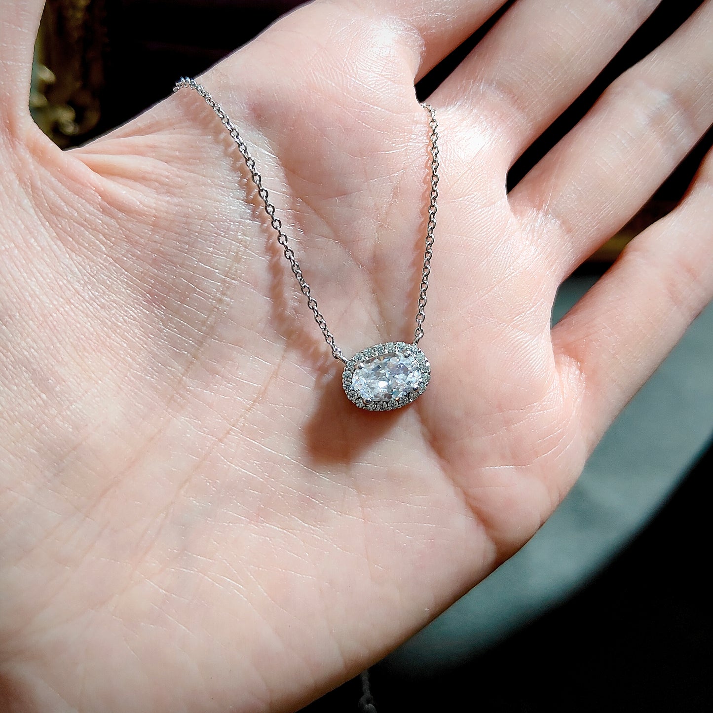 Haute couture horizontally inlaid ice flower pigeon egg necklace