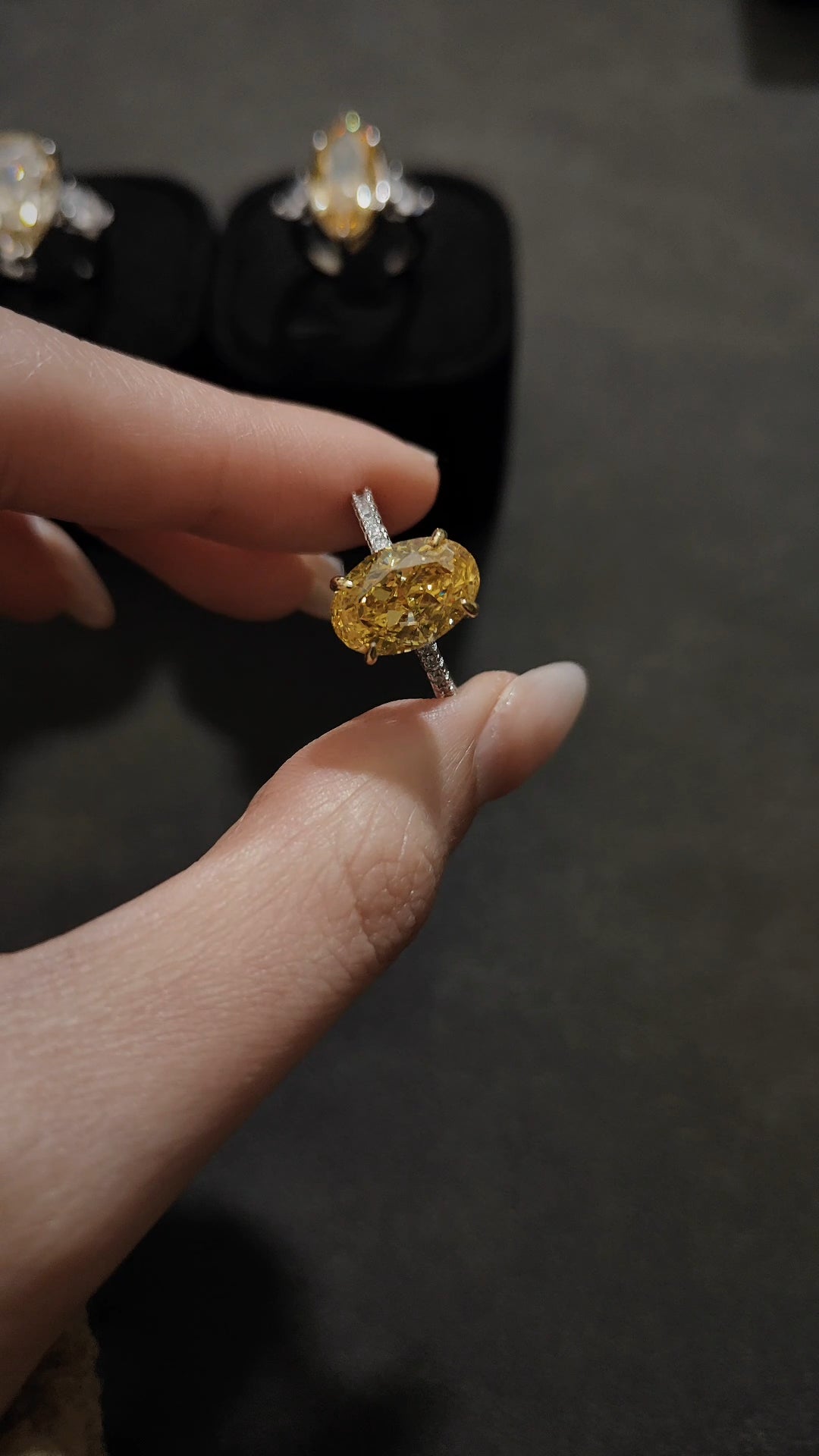 橢圓冰花璀璨黃鑽戒