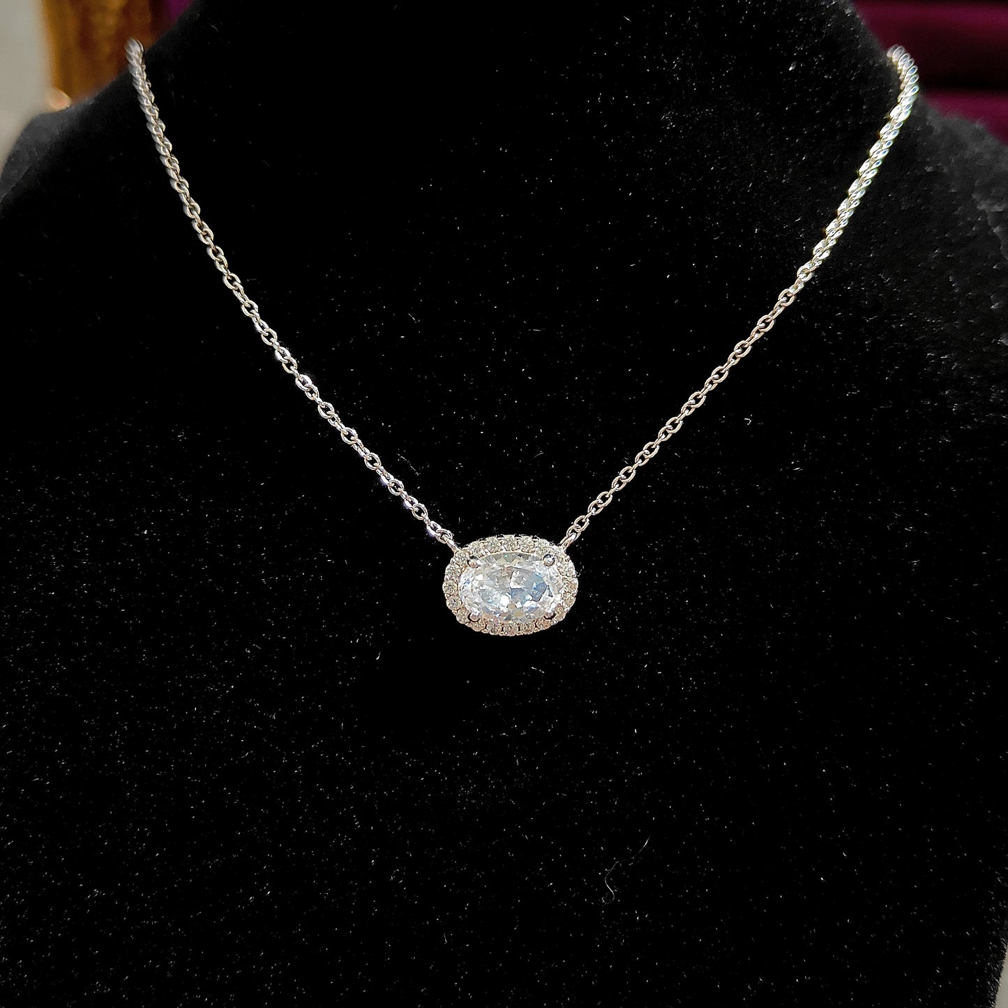 Haute couture horizontally inlaid ice flower pigeon egg necklace